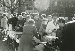 Torghandel mitt på Rådhustorget.