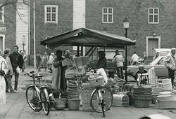 Torghandel på kasernplan. Korgmakeri. Museet i bakgrunden.