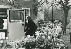 Torghandel en lördag på kasernplan vid Museet.