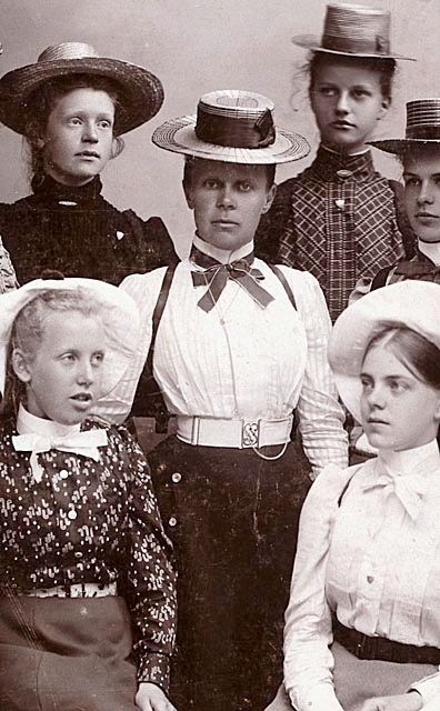 Elementarläroverket för flickor. Avgångsklassen 1901. Fr.v. sittande: Gurli Sjöberg (stadsläkarens dotter), Signe Petersson (grosshandl. A.J.P.), Ella Karch, Nanna Svensson. Stående: Agnes Törnqvist, Elisabeth Petersson (vänfamilj till oss Gerdströmar), Ester Levander (sjökaptens dotter, senare gift med ? Edström i Södermanland), Agnes Hansen fr. Dagstorp, vår bussiga matematiklärarinna frk Alma Olin (58 år då hon dog 9/3 1921, syster till hovmedikus O.), Anna Gerdström tjänstekvinna gift Martinell ?. Sist Ingeborg Sylvén