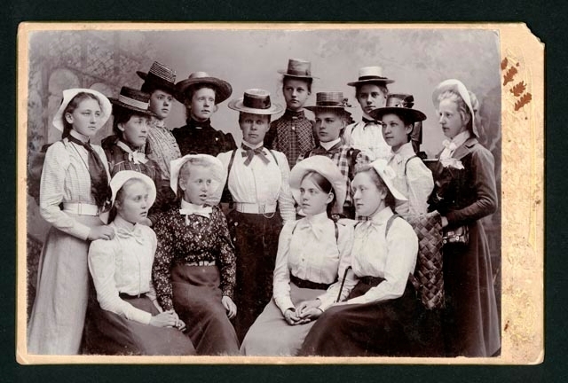 Elementarläroverket för flickor. Avgångsklassen 1901. Fr.v. sittande: Gurli Sjöberg (stadsläkarens dotter), Signe Petersson (grosshandl. A.J.P.), Ella Karch, Nanna Svensson. Stående: Agnes Törnqvist, Elisabeth Petersson (vänfamilj till oss Gerdströmar), Ester Levander (sjökaptens dotter, senare gift med ? Edström i Södermanland), Agnes Hansen fr. Dagstorp, vår bussiga matematiklärarinna frk Alma Olin (58 år då hon dog 9/3 1921, syster till hovmedikus O.), Anna Gerdström tjänstekvinna gift Martinell ?. Sist Ingeborg Sylvén