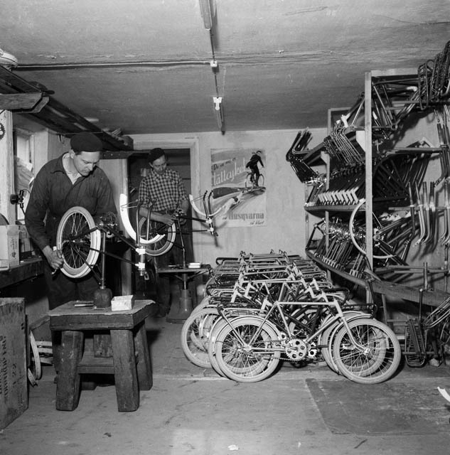 Sven Andersson startade Cykelmagasinet Svea 1912. Fem år senare började monteringen av cyklar i Landskronas första cykelfabrik. Verkmästare Sven Blomberg tog över 1938. Bilden togs när det stod klart att huset i hörnet Järnvägsgatan/Gröna Gång skulle rivas och ersättas med ett hyreshus. I förgrunden Sven Olof Erlandsson
