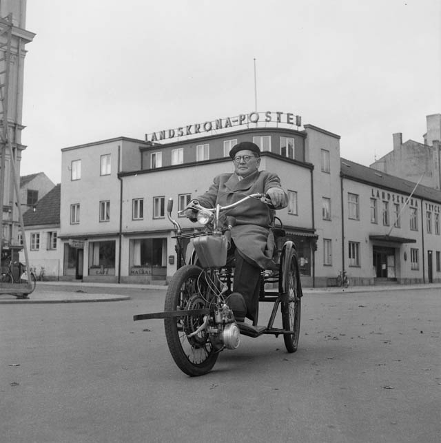 "Elmkvist med invalidmoped" på gatan vid Landskrona-Posten
