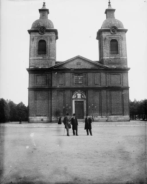 Tre herrar framför Sofia Albertina kyrka
