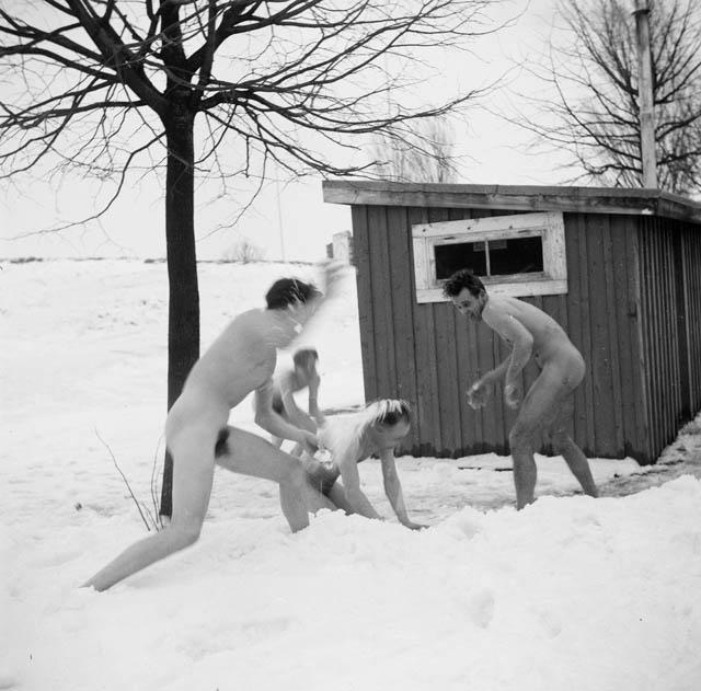 GF Idrott. Bastubadare. Nakna män i snön
