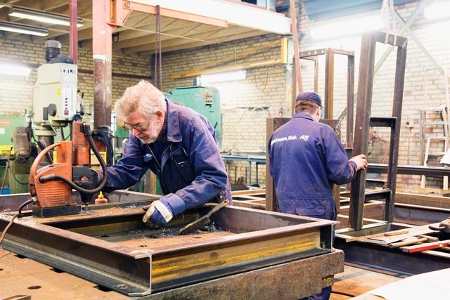 Rantzows. Arne Nilsson borrar hål för bultar. Rantzows Mekaniska AB är ...
