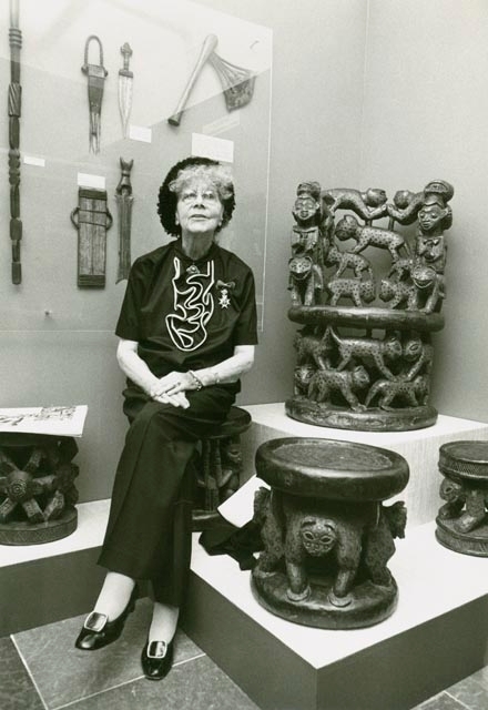 Nell Walden överlämnar sin etnografiska donation till Landskrona museum