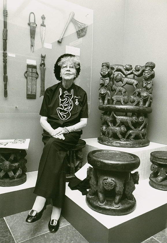 Nell Walden överlämnar sin etnografiska donation till Landskrona museum
