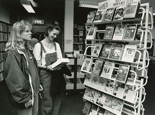 Landskrona stadsbibliotek. Ställ med videoband.
