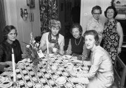 Uppvaktning. Vid kaffebordet. 6 stycken damer i varierande å