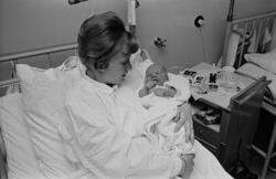 Årets först födda. Anita Johansson och son. Tidig nyårsdag.