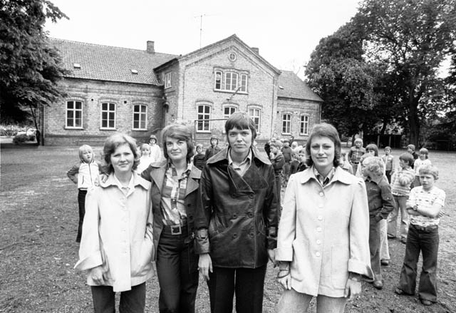 Värnaskolan från 1879 slog igen examensdagen 6 juni 1975. Har ses barnen framför skolan tillsammans med lärarna Susanne Arheden, Marianne Denbert, Anita Rentschler och Birgitta Månsson.