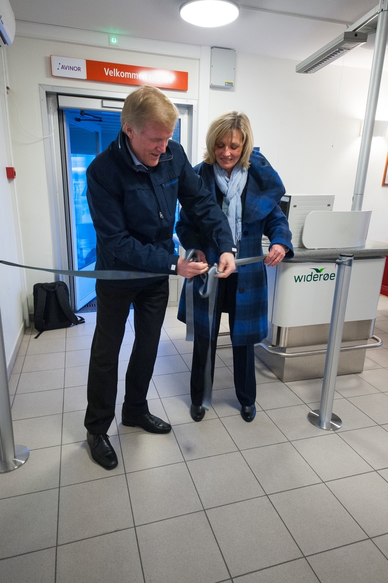 Konsernsjef i Avinor Dag Falck-Petersen  og divisjonsdirektør for regionale lufthavner Margrethe Snekkerbakken knyttet igjen et bånd på tur ut. Ved åpning klippes snorer, nå ble de knytt.