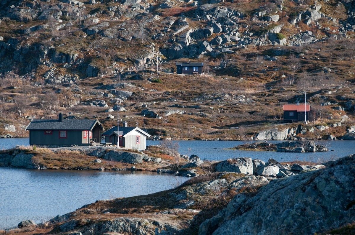Tur Bjørnfjell, Grusgropa, bilder av hytter. Ei hytte på ei lita halvøy.