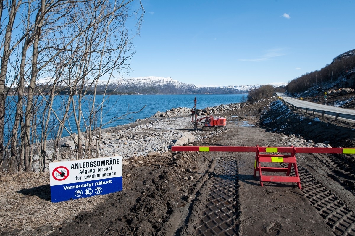 Karistrand. Hålogalandsbrua, foto 28. april 2013 i det arbeidet nettopp har kommet i gang her med å planere område på sørsiden av fjorden, og starte arbeid med wire-feste i fjell på oversiden av veien.