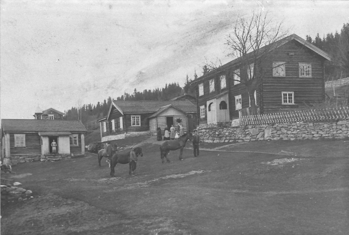 Gårdstun, hester, personer. 