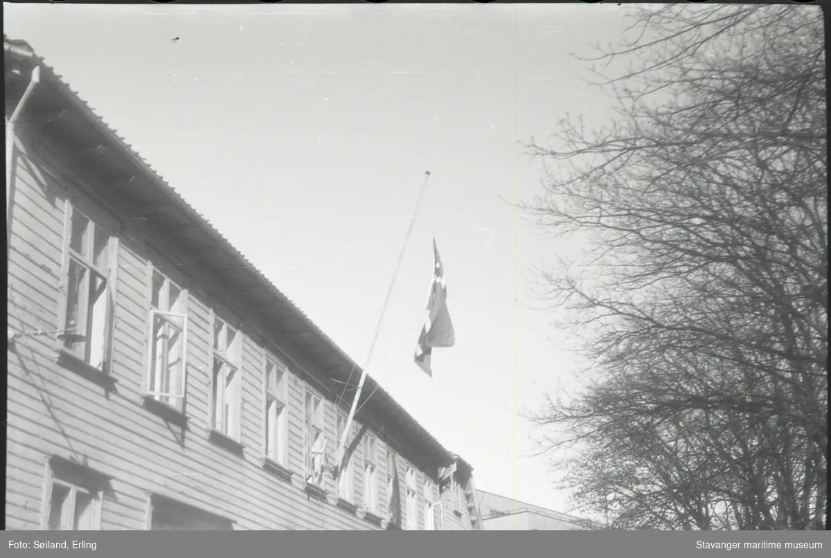 Frigjøringsdagene. Heising av flagg på brannstasjonen.