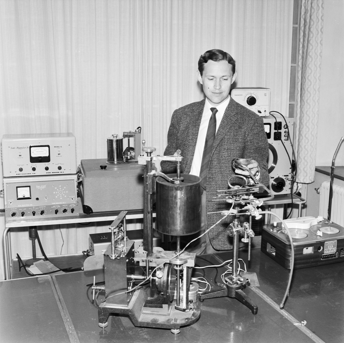 Fonetiska institutionen, man med apparat, Uppsala, september 1962
