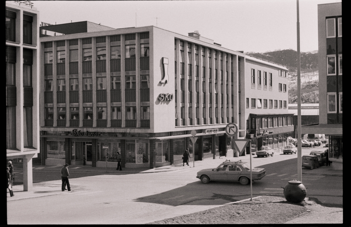 Krysset mellom Hvedings gate og Storgata, med Sko-i-Norbygget midt i bildet.