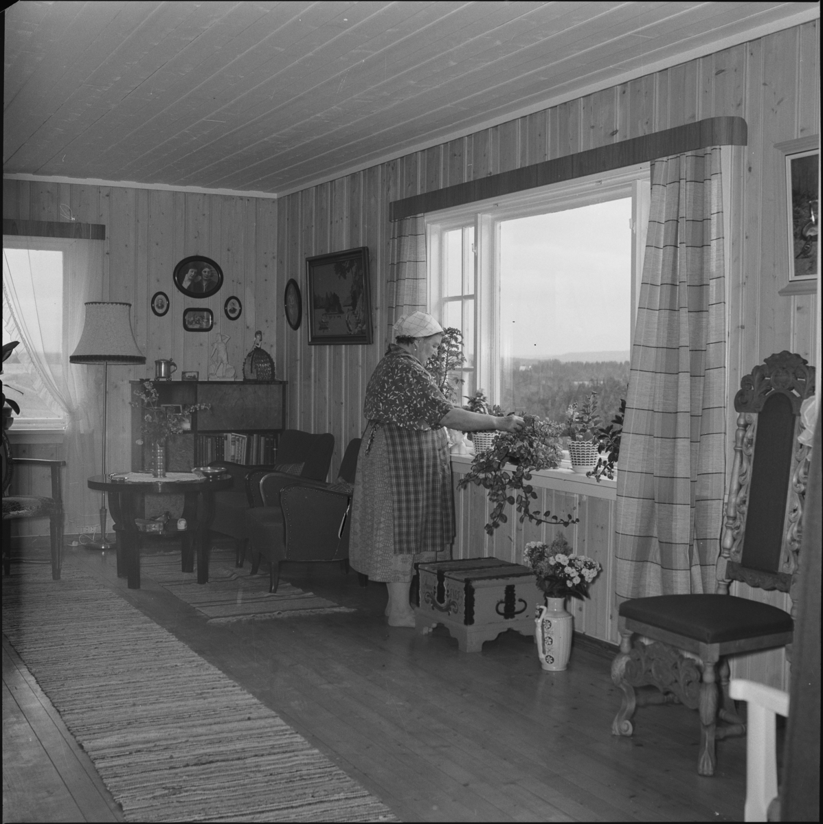 Mimmi Stokker i stuen ved vinduet. 1965. Sørum i Gjerdrum