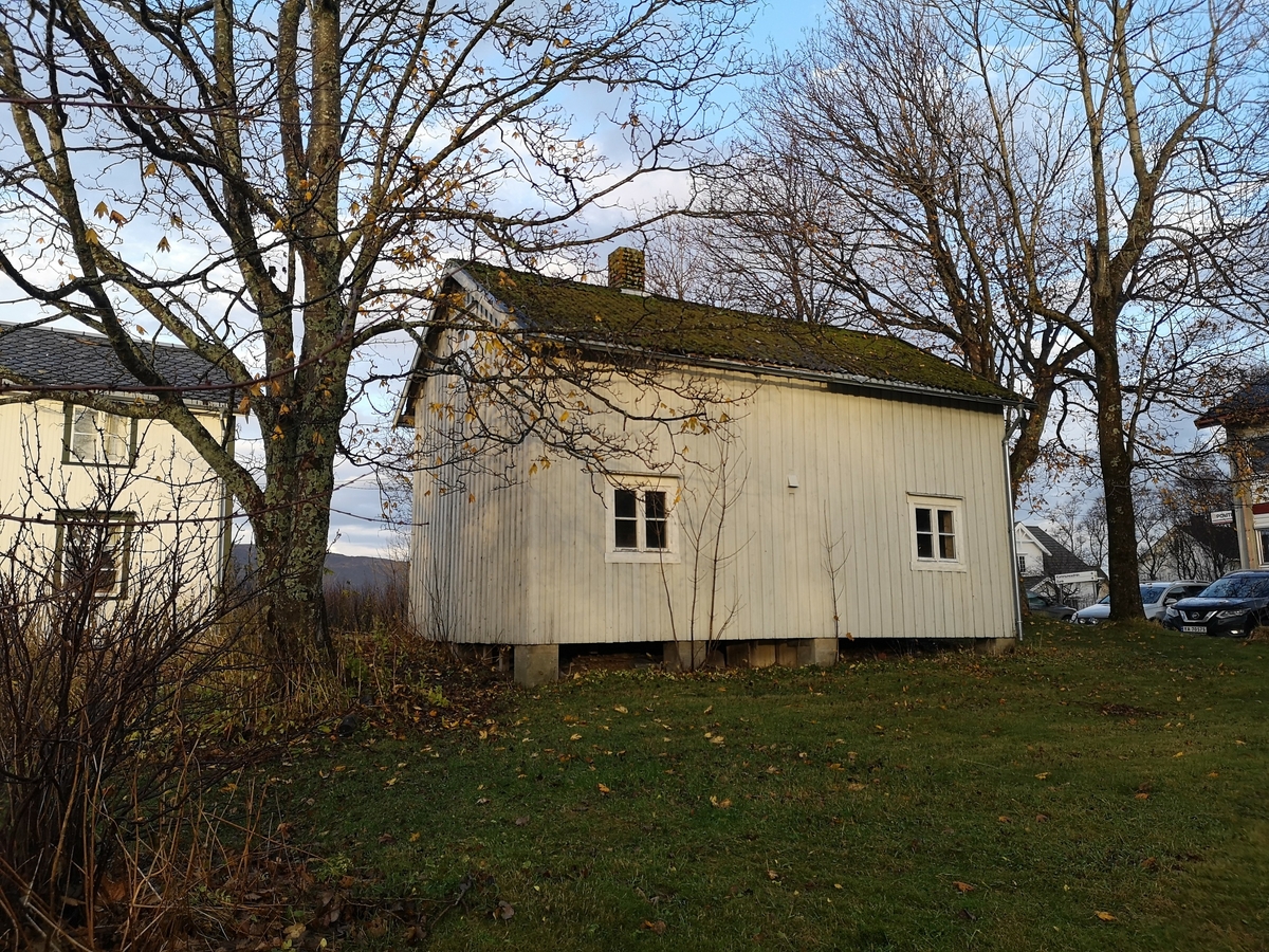 En halvdel av bygningen er laftet og en halvdel er i reisverk. Det er et uthus / skjul / bur i hagen til den gamle skolen Klokkergården. Buret består av to etasjer, er panelt og har to vinduer på framsiden og to på baksiden, samt et i hver gavl- totalt seks vinduer. Det er trolig satt opp på 1920-tallet (basert på foto). Nede består buret av en tømmerdel med to rom og en del med reisverk som inneholder utedo og to rom som i etterkrigstida var brukt som garasje, og til oppbevaring av ved. Andre etasje er et loft med halv høyde. Taktekke er bølgeblikk uten undertak. Bygningen har pipe, men ikke ildsted. Det er ikke lagt inn vann eller strøm.