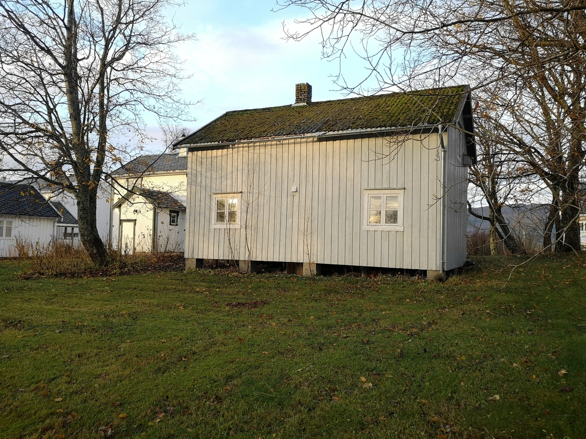 En halvdel av bygningen er laftet og en halvdel er i reisverk. Det er et uthus / skjul / bur i hagen til den gamle skolen Klokkergården. Buret består av to etasjer, er panelt og har to vinduer på framsiden og to på baksiden, samt et i hver gavl- totalt seks vinduer. Det er trolig satt opp på 1920-tallet (basert på foto). Nede består buret av en tømmerdel med to rom og en del med reisverk som inneholder utedo og to rom som i etterkrigstida var brukt som garasje, og til oppbevaring av ved. Andre etasje er et loft med halv høyde. Taktekke er bølgeblikk uten undertak. Bygningen har pipe, men ikke ildsted. Det er ikke lagt inn vann eller strøm.
