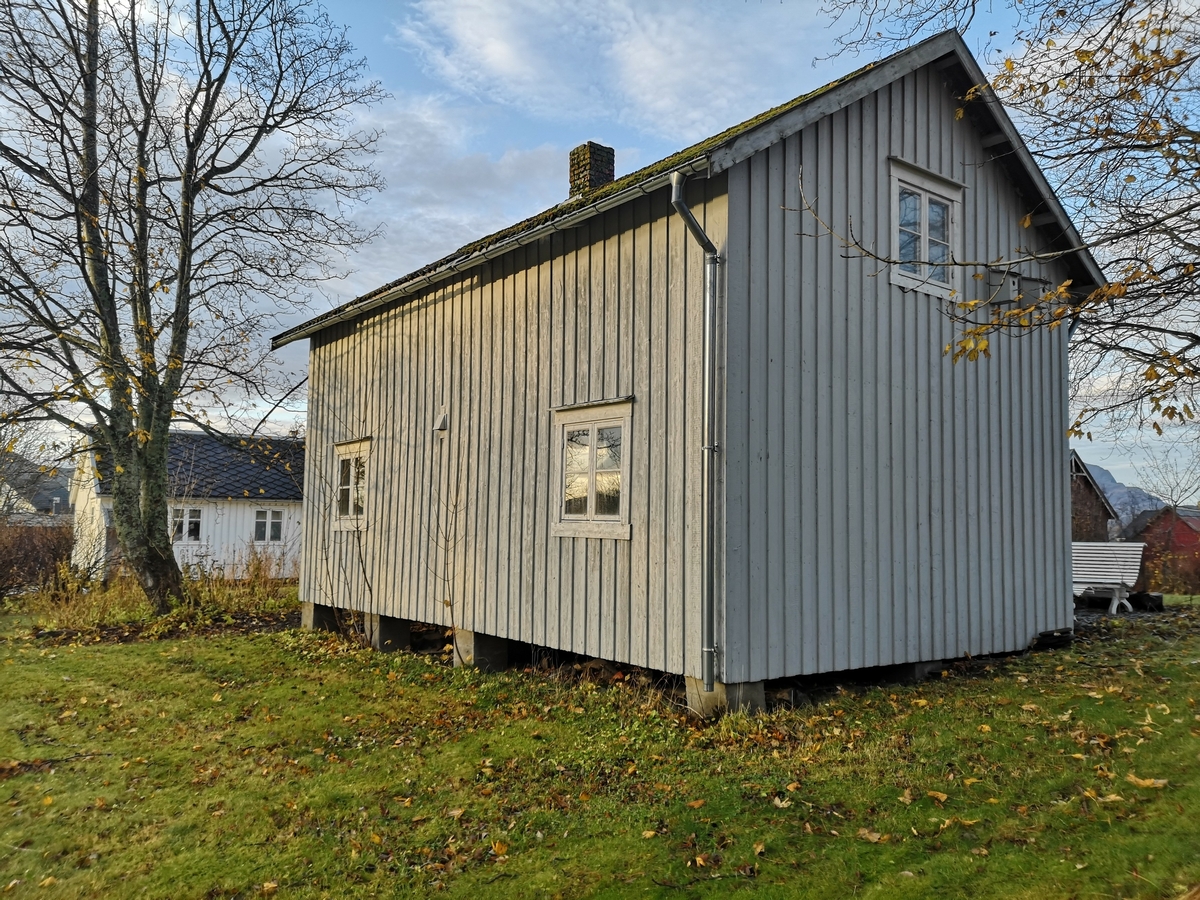 En halvdel av bygningen er laftet og en halvdel er i reisverk. Det er et uthus / skjul / bur i hagen til den gamle skolen Klokkergården. Buret består av to etasjer, er panelt og har to vinduer på framsiden og to på baksiden, samt et i hver gavl- totalt seks vinduer. Det er trolig satt opp på 1920-tallet (basert på foto). Nede består buret av en tømmerdel med to rom og en del med reisverk som inneholder utedo og to rom som i etterkrigstida var brukt som garasje, og til oppbevaring av ved. Andre etasje er et loft med halv høyde. Taktekke er bølgeblikk uten undertak. Bygningen har pipe, men ikke ildsted. Det er ikke lagt inn vann eller strøm.