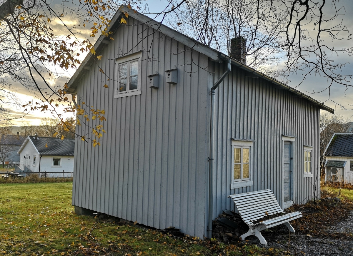 En halvdel av bygningen er laftet og en halvdel er i reisverk. Det er et uthus / skjul / bur i hagen til den gamle skolen Klokkergården. Buret består av to etasjer, er panelt og har to vinduer på framsiden og to på baksiden, samt et i hver gavl- totalt seks vinduer. Det er trolig satt opp på 1920-tallet (basert på foto). Nede består buret av en tømmerdel med to rom og en del med reisverk som inneholder utedo og to rom som i etterkrigstida var brukt som garasje, og til oppbevaring av ved. Andre etasje er et loft med halv høyde. Taktekke er bølgeblikk uten undertak. Bygningen har pipe, men ikke ildsted. Det er ikke lagt inn vann eller strøm.