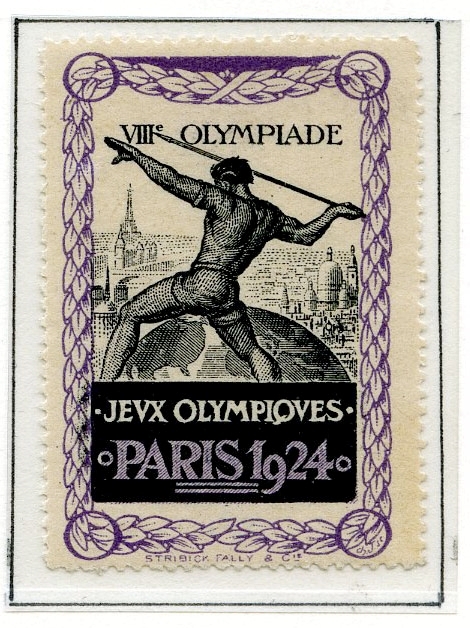 Ti klistremerker fra sommer-OL i Paris 1924 montert på en albumside. To ulike design, det ene viser atleter som hilser og det andre viser en spydkaster.
