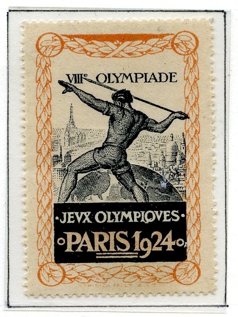 Ti klistremerker fra sommer-OL i Paris 1924 montert på en albumside. To ulike design, det ene viser atleter som hilser og det andre viser en spydkaster.