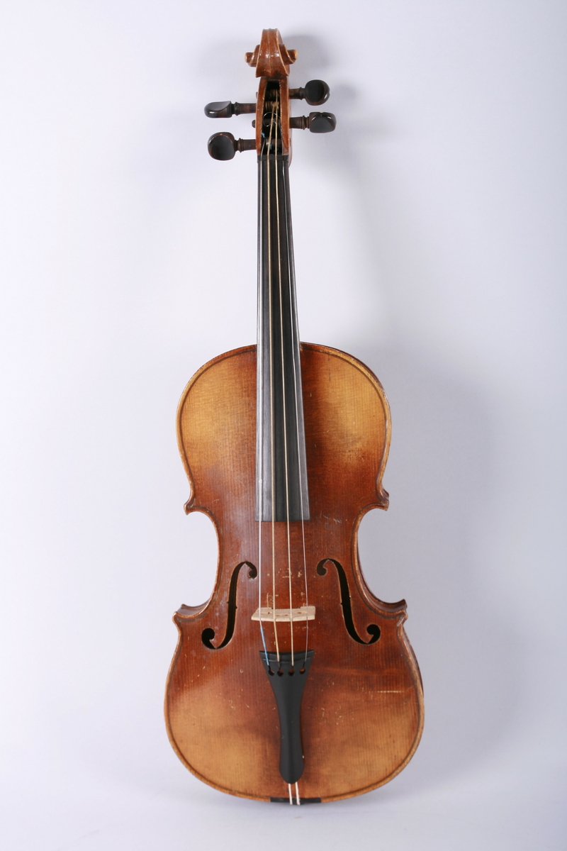 Strengeinstrument i mindre størrelse, 1/4 format(?). Lokk av gran, bunn og sarg ahorn. Lys lakkert. Gripebrett, strengeholder og endeknapp ibenholt. Sortmalte skruer. Mangler hjørneklosser.