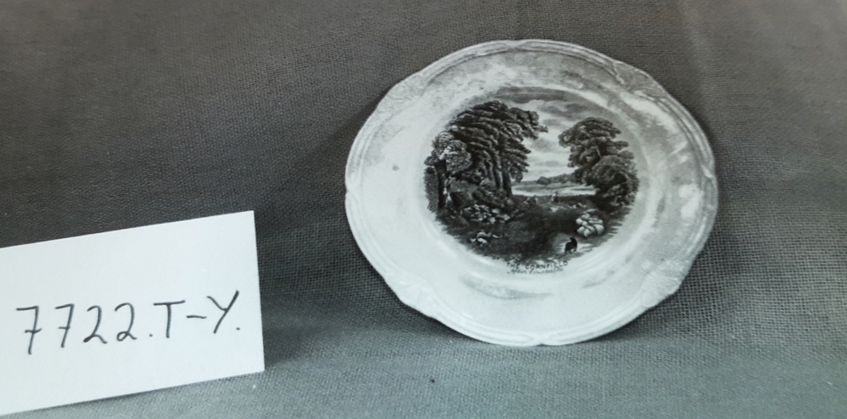 A-Y: middagsservice i porselen. 25 deler (til 6 personer); potetfat (A-B), flat talerken (C), tallerken (D), ovalt fat (E), ovalt fat (F), sausmugge (G), fat (H-M), fat (N-S), fat (T-Y). Alle deler har forskjellige motiver; lyster, div landskapsmotiver m/hus, vann, båt, blomster mm. 
Fat og tallerkener har innskrift / stempler.