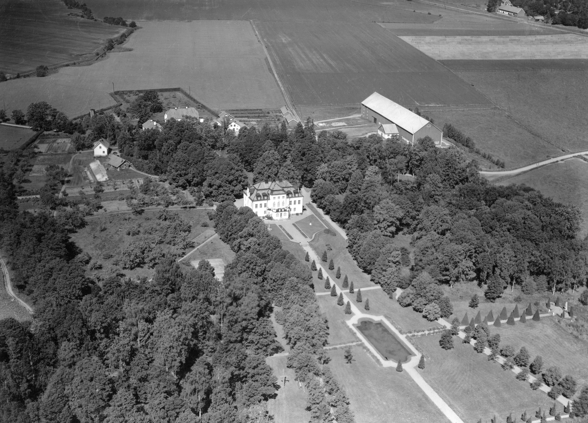 Flygfoto över Björnsnäs i Kvillinge. Godsets huvudbyggnad uppfördes 1848 i byggnadsstilen senempire.