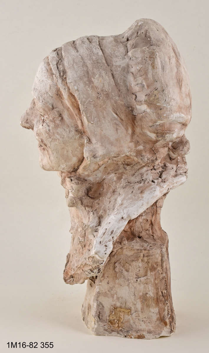 Skulptur. Titel: Skrattande gumma.