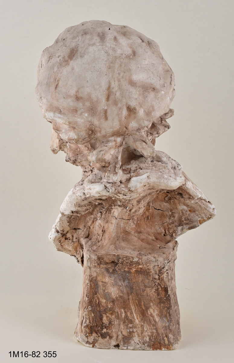 Skulptur. Titel: Skrattande gumma.