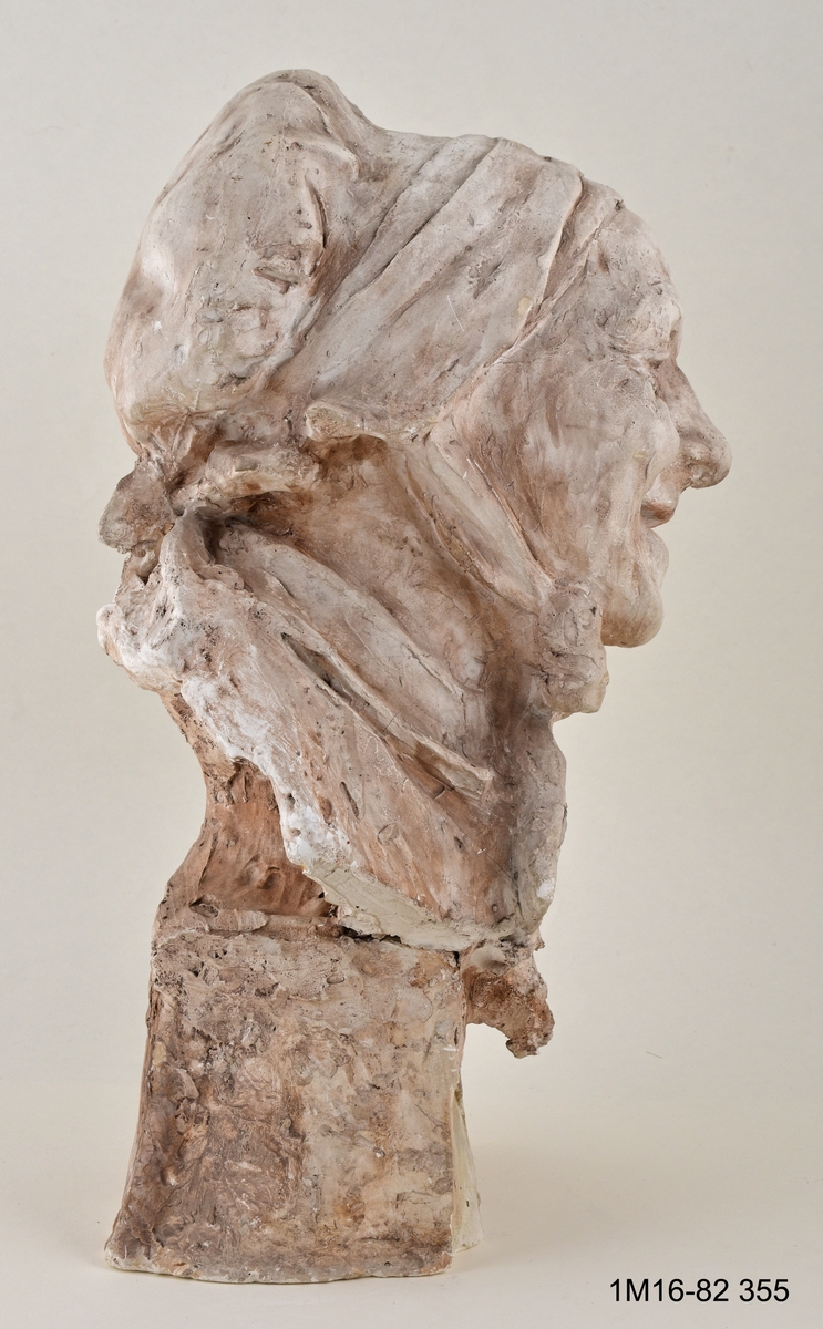 Skulptur. Titel: Skrattande gumma.