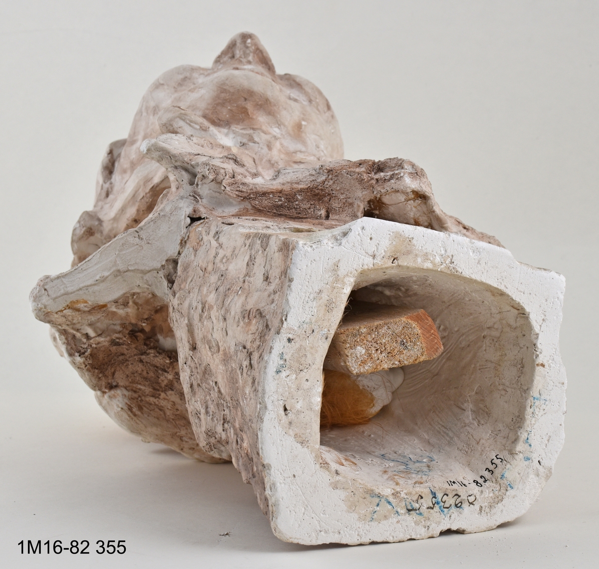 Skulptur. Titel: Skrattande gumma.