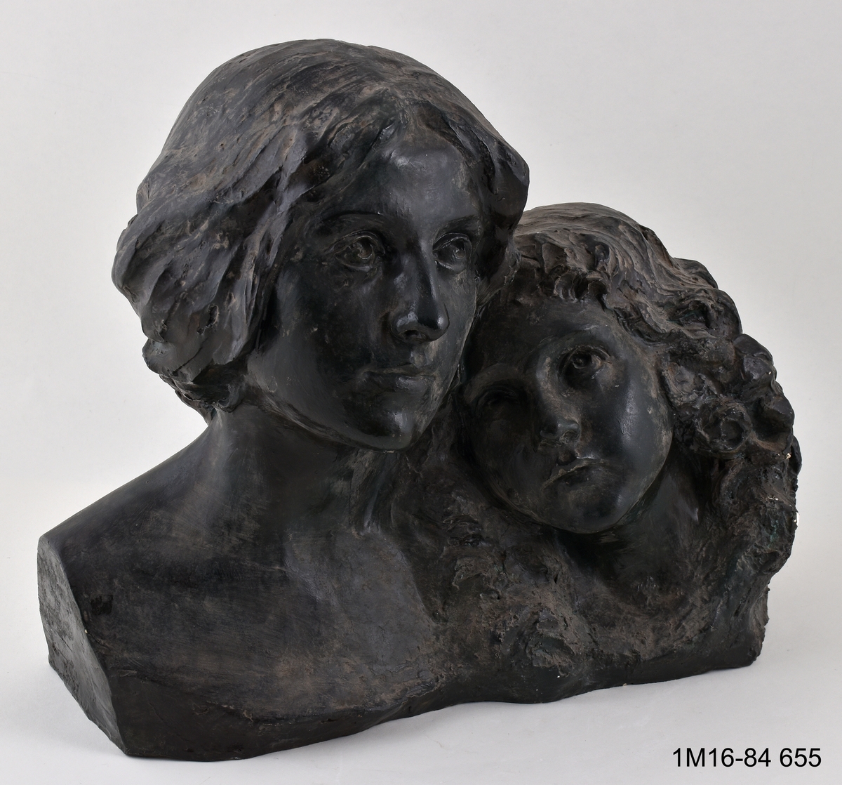 Skulptur, mor och dotter, grönmålad.