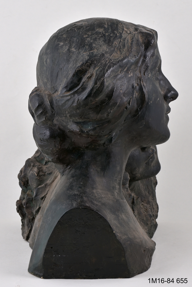 Skulptur, mor och dotter, grönmålad.