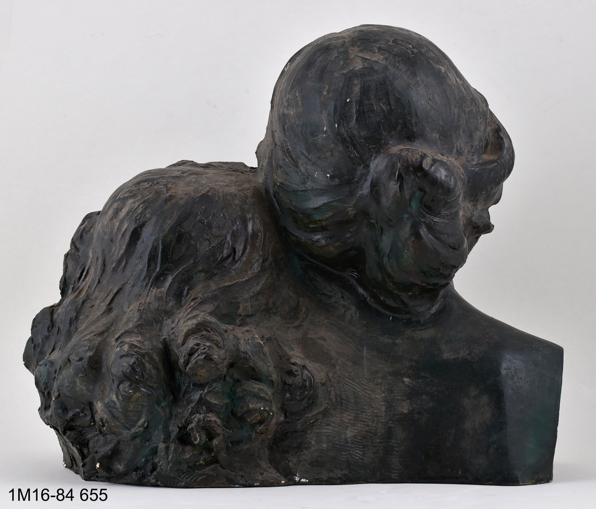 Skulptur, mor och dotter, grönmålad.