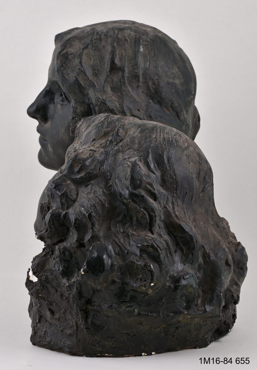 Skulptur, mor och dotter, grönmålad.