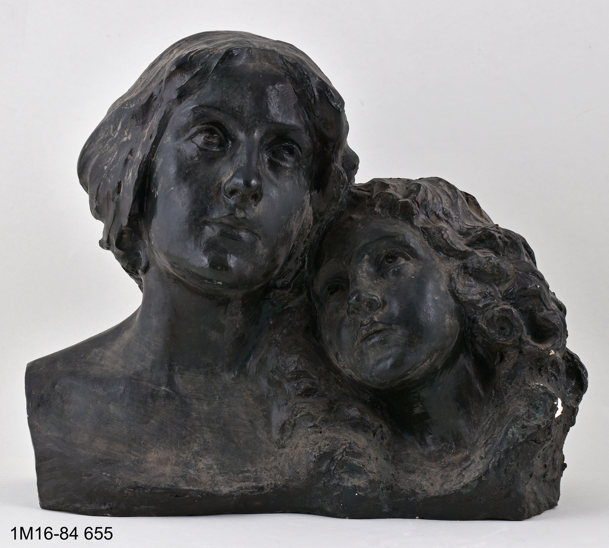 Skulptur, mor och dotter, grönmålad.