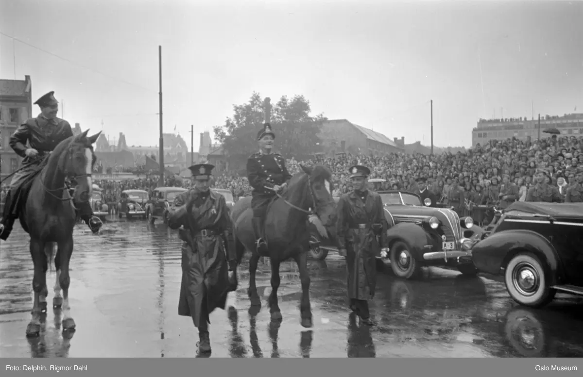 Rådhusplassen, kongens hjemkomst etter krigen, ridende politi, hester, biler, tilskuere, bygårder
