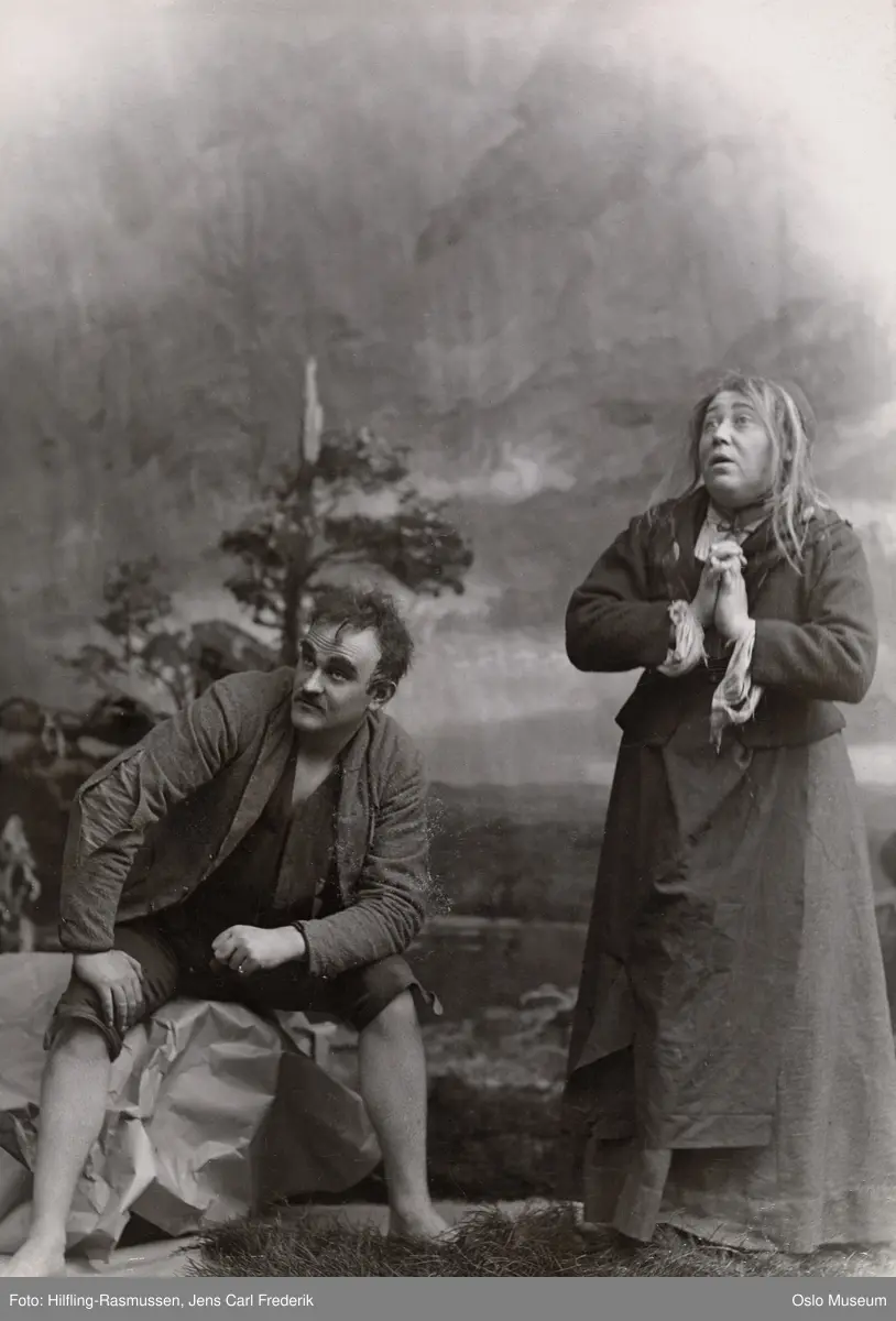 dobbeltportrett, mann, kvinne, skuespillere, rollebilde, tittelrolle og Mor Aase i "Peer Gynt" på Nationaltheatret, sittende og stående helfigur, kostymer