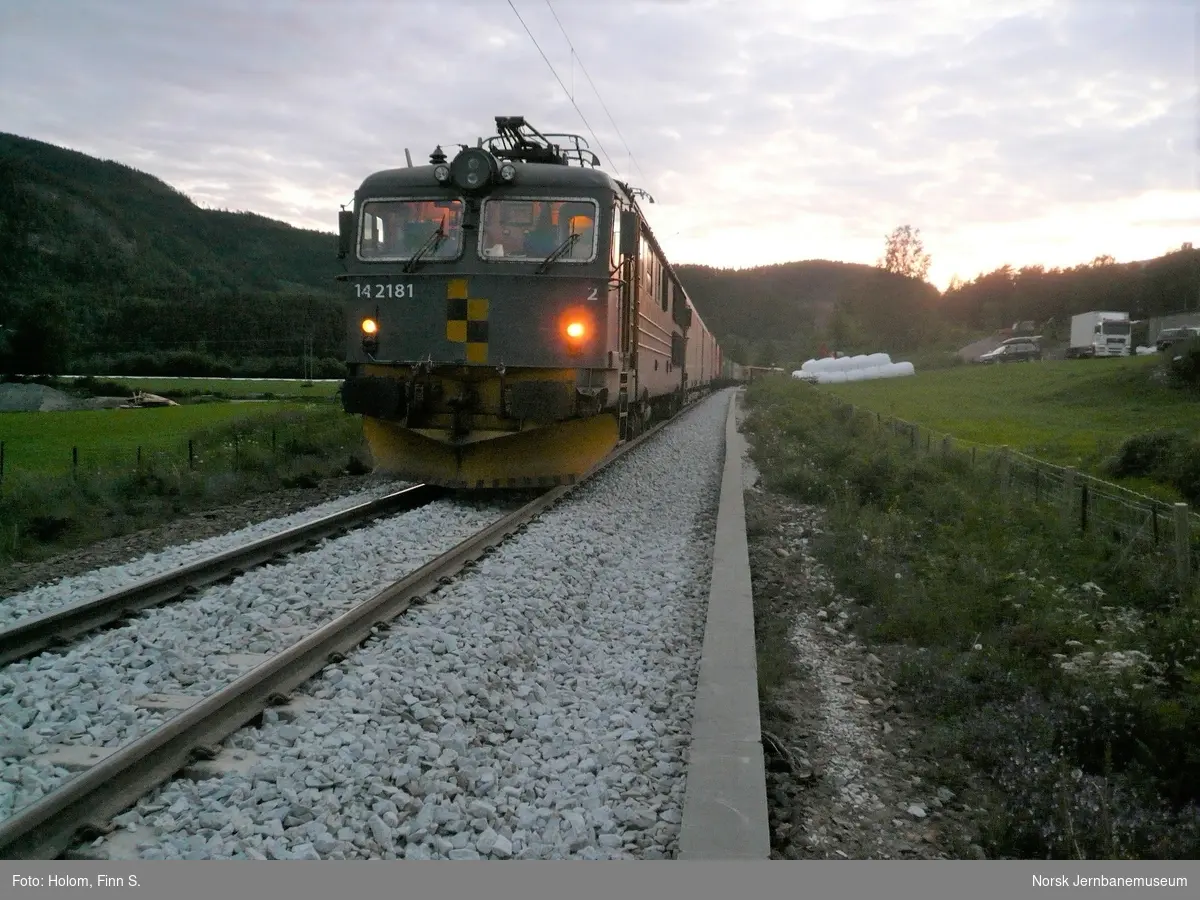 Elektrisk lokomotiv El 14 2181 med godstog fra Trondheim til Oslo (Alnabru) mellom Fron og Hundorp stasjoner.  En lastet containervogn har sporet av. Det var nylig utført banearbeid på avsporingsstedet