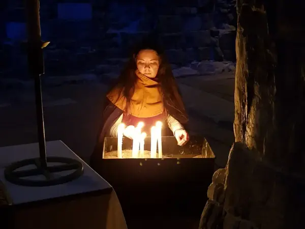 Jul i Hamardomen er en stemningsfull fortellerkonsert med tenning av levende lys, julemusikk og fortellinger.