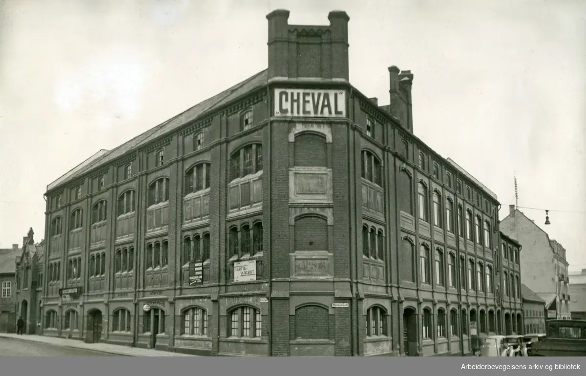 "Cheval" dyrehospital. "Opstalning av hester og hunder, skosmie og hundebad. Hospitalet lå på hjørnet av Holmens gade, Bakkegaden og Skolestrædet i Pipervika. Siste halvdel av 1930-tallet.