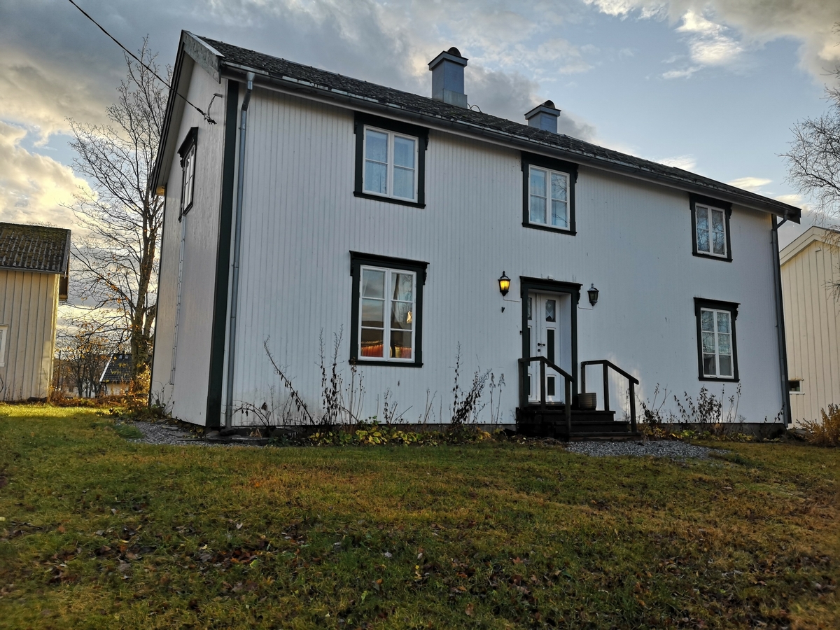 Klokkergården ble bygd i 1823 som skole, bolig for klokkeren med familie og internat for skoleelevene. Mesteparten av bygningen er i tømmer, men et mindre tilbygg på baksiden består av reisverk. 