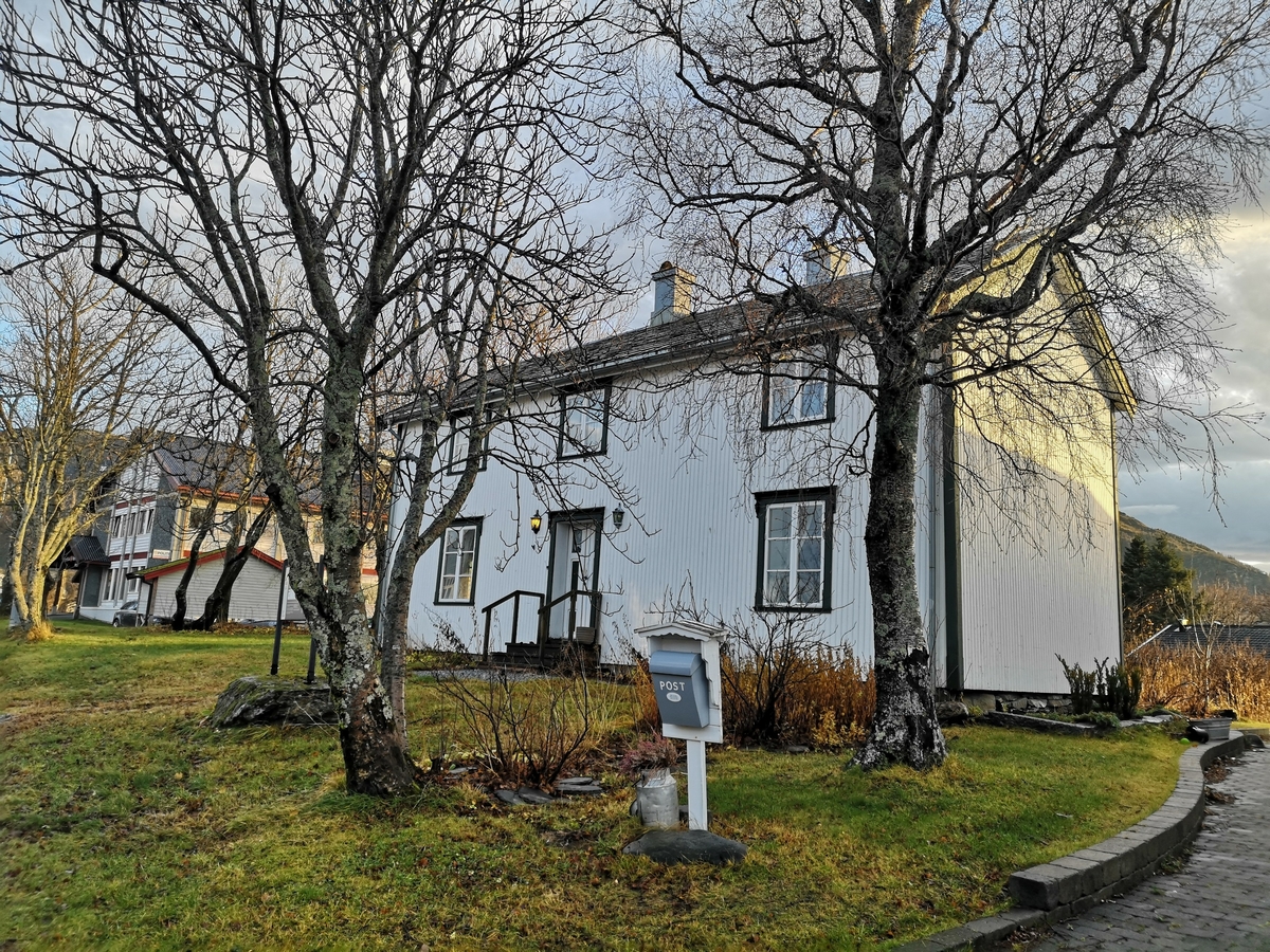 Klokkergården ble bygd i 1823 som skole, bolig for klokkeren med familie og internat for skoleelevene. Mesteparten av bygningen er i tømmer, men et mindre tilbygg på baksiden består av reisverk. 