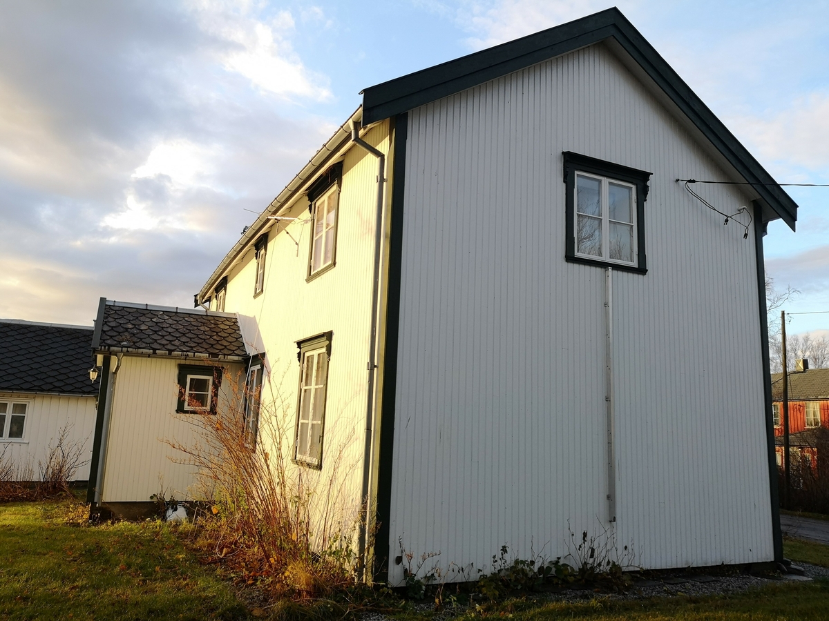 Klokkergården ble bygd i 1823 som skole, bolig for klokkeren med familie og internat for skoleelevene. Mesteparten av bygningen er i tømmer, men et mindre tilbygg på baksiden består av reisverk. 